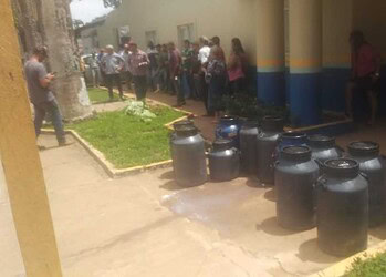 Produtores jogam leite estragado na frente da prefeitura de Plácido de Castro 7 Produtores jogam leite estragado na frente da prefeitura de Plácido de Castro