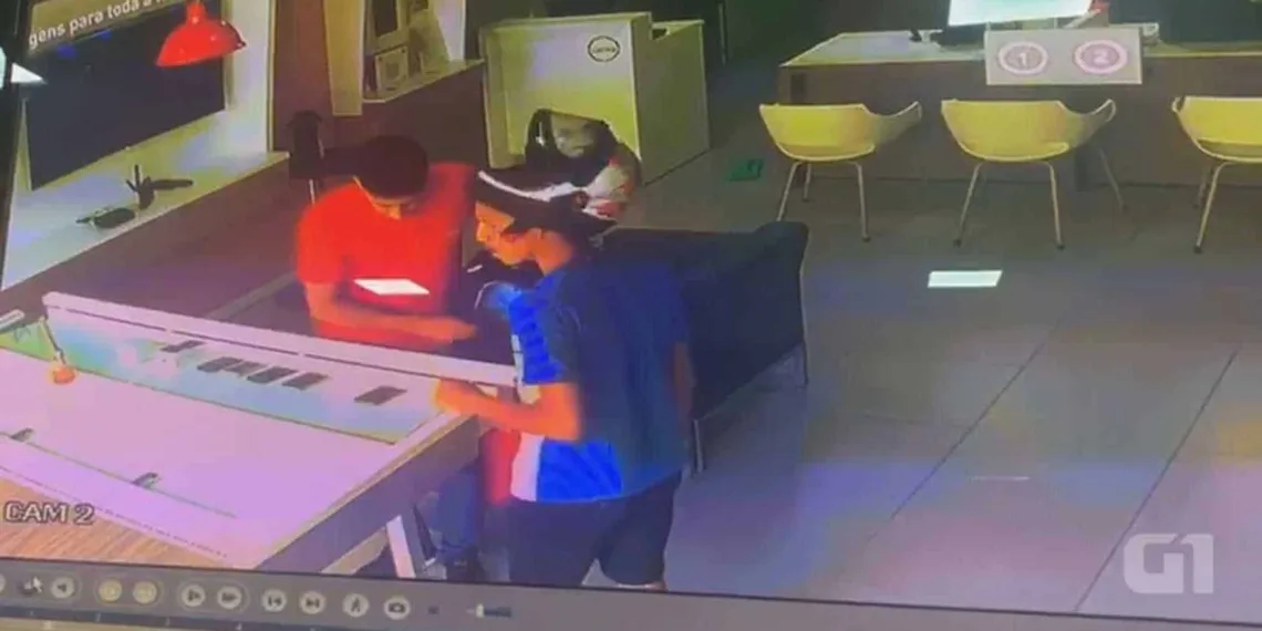 Criminosos invadem loja ao lado de delegacia no Acre e levam mais de 20 celulares