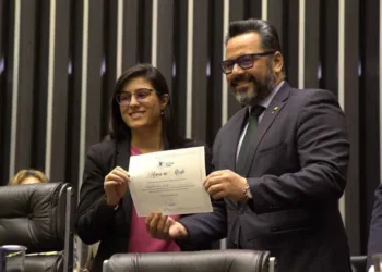 Alan Rick recebe diploma de honra ao mérito no Dia Nacional de Valorização da Família