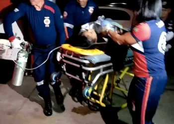 Mulher leva tiro nas costas durante tentativa de assalto com troca de tiros entre policial e assaltantes