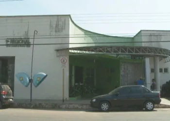 Jovem baleado junto com pai dentro de casa morre em hospital