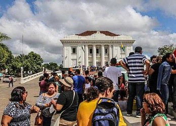 Professores protestam contra a reforma da Previdência e lotam praça do Palácio Rio Branco  