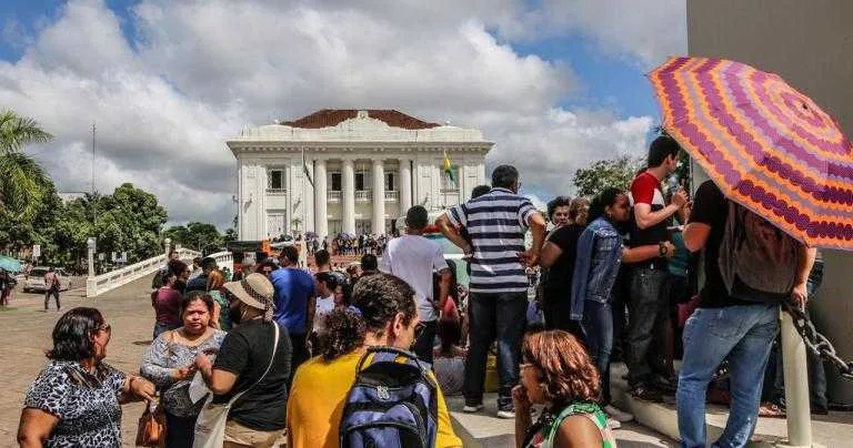 Professores protestam contra a reforma da Previdência e lotam praça do Palácio Rio Branco  