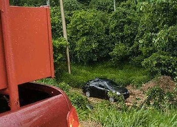 Carro cai em ribanceira na estrada do aeroporto de Rio Branco
