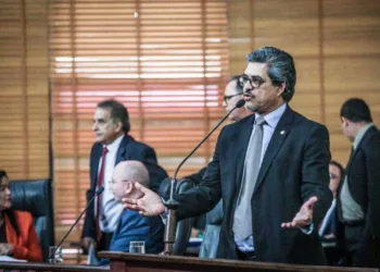 “Eu acho precipitado e incoerente com tudo que já construímos aqui votar terça”, diz Edvaldo Magalhães