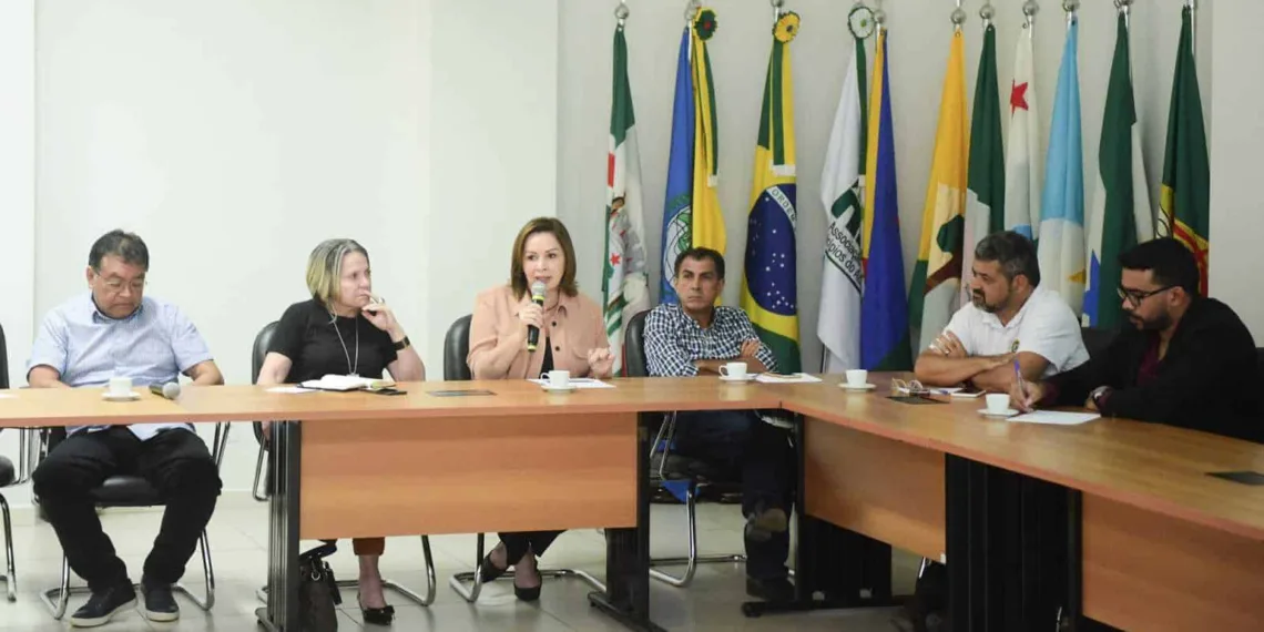 Socorro Neri reúne prefeitos para discutir saneamento básico nos municípios do Acre