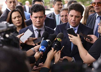 “Isso é a determinação. Não tem por que ficar parado”, diz Gladson, sobre viaturas entregues à Segurança  