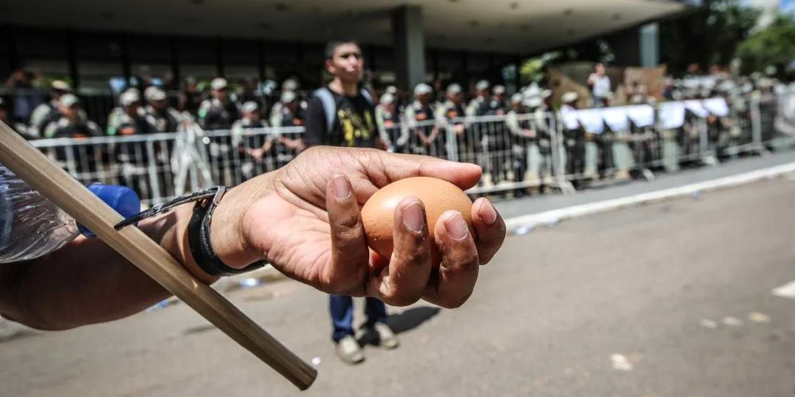 Ovos podres e marmitas no chão: protestos marcam votação da reforma da Previdência  