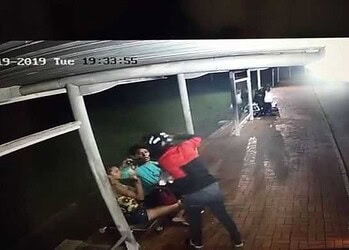 Vídeo mostra bandidos armados fazendo arrastão em parada de ônibus do shopping