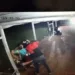 Vídeo mostra bandidos armados fazendo arrastão em parada de ônibus do shopping