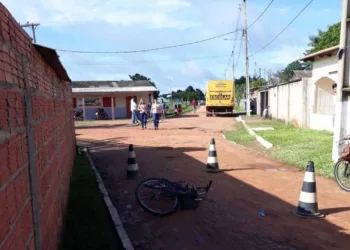 Criança de 5 anos cai de bicicleta e tem cabeça esmagada por ônibus escolar em Xapuri