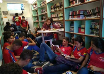 BiblioSesc leva literatura aos alunos de Rio Branco