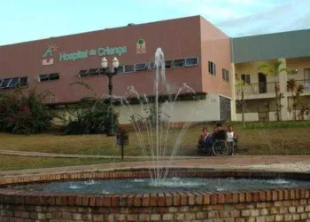 Parte de teto da sala de residência do Hospital da Criança desaba em Rio Branco