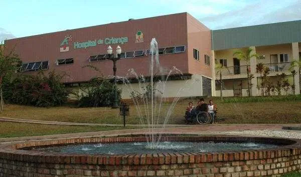 Parte de teto da sala de residência do Hospital da Criança desaba em Rio Branco
