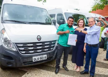 Prefeita Socorro Neri entrega veículos para entidades que prestam serviços assistenciais em Rio Branco
