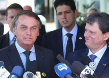O presidente Jair Bolsonaro e o ministro da Infraestrutura, Tarcísio de Freitas durante entrevista à imprensa