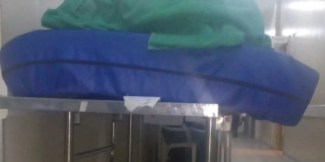 Caos no Pronto Socorro: Idoso de 78 anos cai de maca que estava no corredor