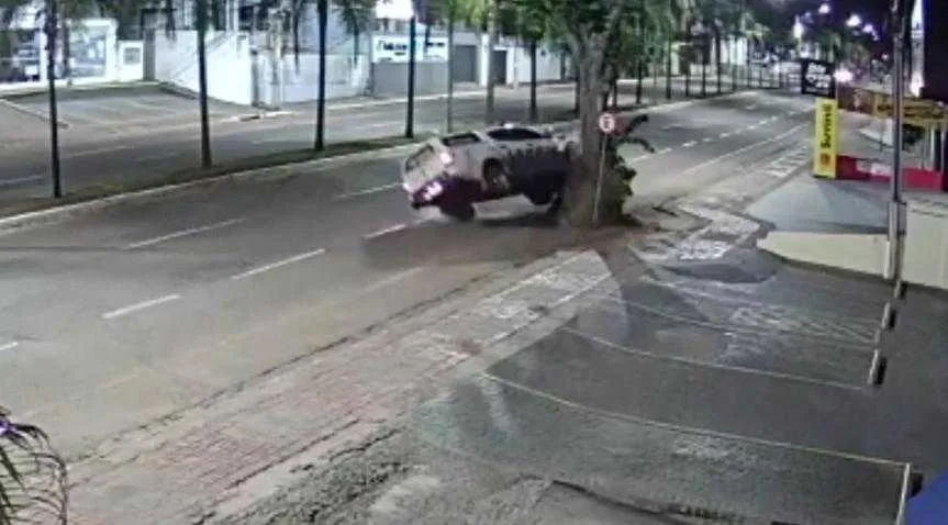 Viatura do Iapen capota após colidir com árvore na Avenida Ceará, em Rio Branco