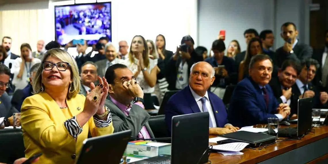Brasília: Senadores comemoram a aprovação, na Comissão de Constituição, Justiça e Cidadania (CCJ) do Senado, do projeto de lei (PLS 166/2018) que altera o Código de Processo Penal para disciplinar a prisão após a condenação em segunda instância. (Foto: Marcelo Camargo/Agência Brasil)