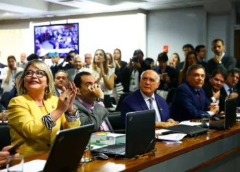 Brasília: Senadores comemoram a aprovação, na Comissão de Constituição, Justiça e Cidadania (CCJ) do Senado, do projeto de lei (PLS 166/2018) que altera o Código de Processo Penal para disciplinar a prisão após a condenação em segunda instância. (Foto: Marcelo Camargo/Agência Brasil)