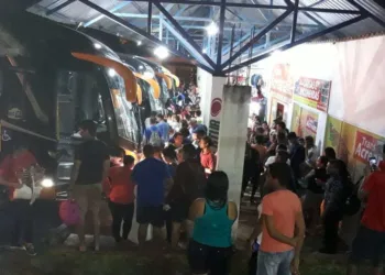 Ônibus que saíram de Cruzeiro do Sul para Rio Branco foram atacados com pedras