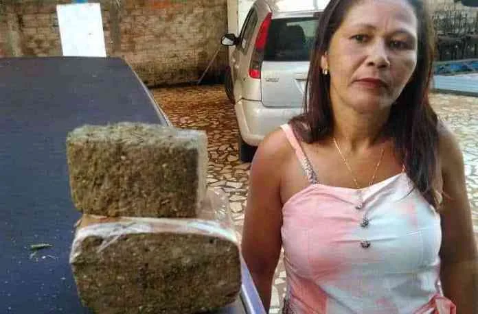 PM prende mulher com quase meio quilo de maconha em Porto Walter