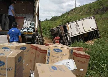 Caminhão com mercadorias da Gazin que ia para Cruzeiro tomba na BR-36