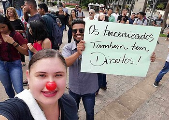 Com nariz de palhaço, terceirizados da Saúde, Educação e Deracre cobram salários atrasos  