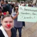 Com nariz de palhaço, terceirizados da Saúde, Educação e Deracre cobram salários atrasos  