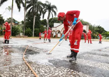 Prefeitura de Rio Branco realiza lavagem das calçadas nas praças centrais da cidade