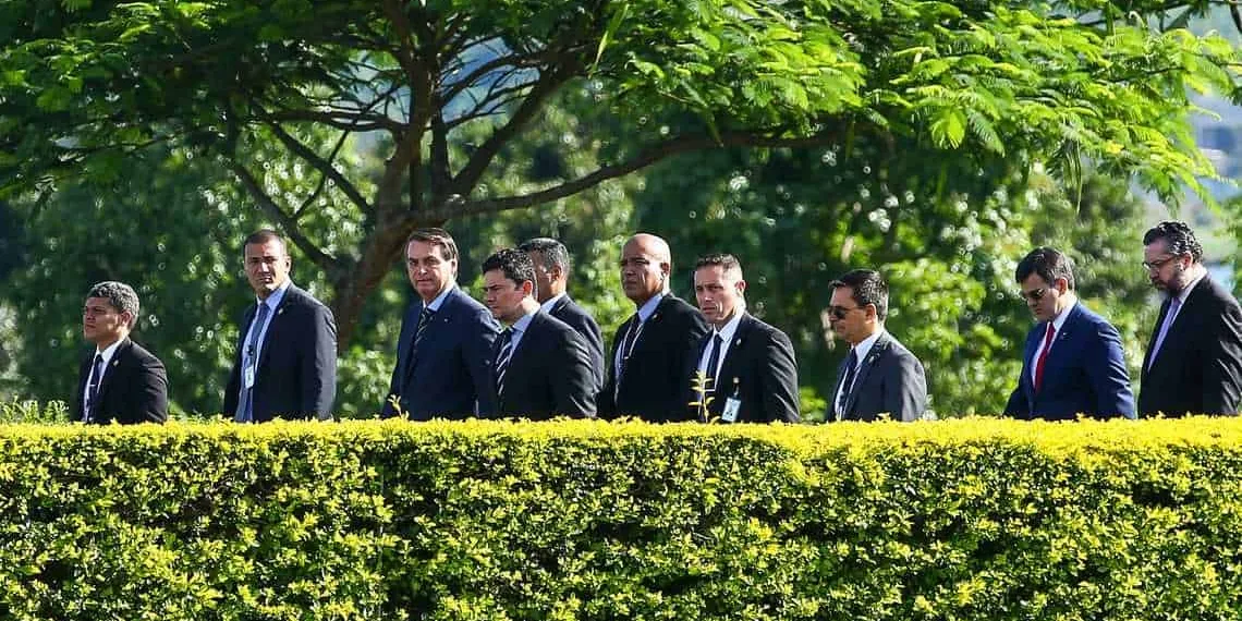 O presidente Jair Bolsonaro e ministros de estado participam de hasteamento da bandeira em frente ao Palácio da Alvorada.
