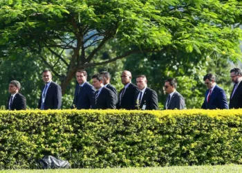O presidente Jair Bolsonaro e ministros de estado participam de hasteamento da bandeira em frente ao Palácio da Alvorada.