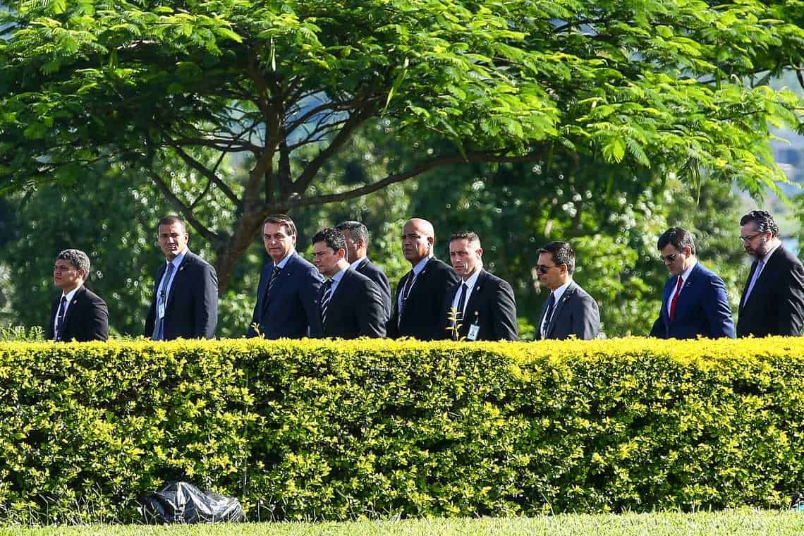 O presidente Jair Bolsonaro e ministros de estado participam de hasteamento da bandeira em frente ao Palácio da Alvorada.