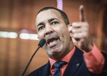 Neném Almeida critica projeto de pórtico com dinossauros e dispara: “Estão querendo aparecer”