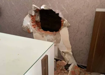 Criminosos quebraram parede de três estabelecimentos para roubar loja de roupas