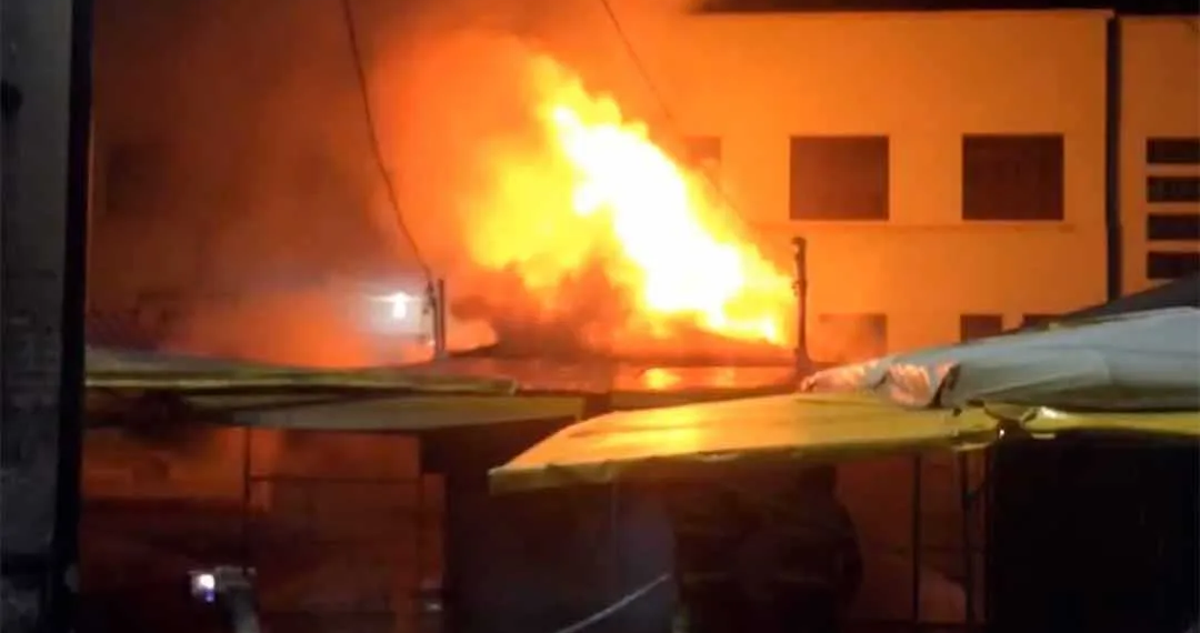 Quiosque do Calçadão de Rio Branco sofre incêndio; Bombeiros controlam as chamas