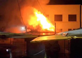 Quiosque do Calçadão de Rio Branco sofre incêndio; Bombeiros controlam as chamas