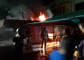 Laudo de incêndio que destruiu boxes de roupas em calçadão de Rio Branco deve sair em fevereiro