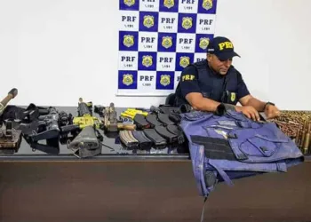 PRF apreende arsenal de guerra capaz de derrubar até avião na BR-364, em Ji-Paraná