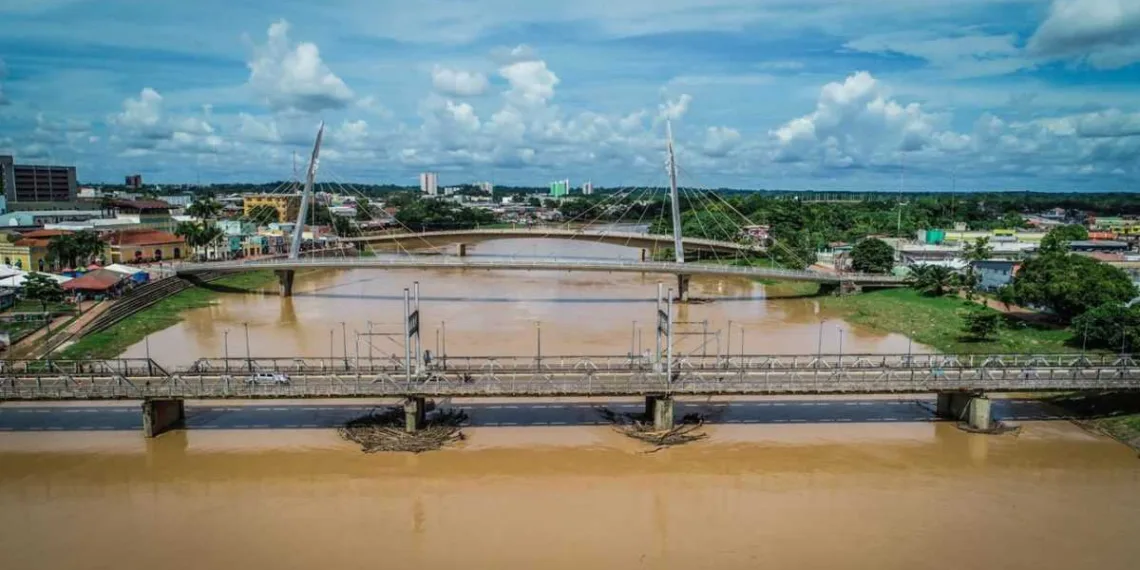 Rio Acre ultrapassa 14 metros em Rio Branco; Duas famílias são retiradas de casa