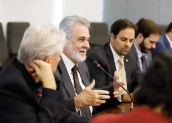 Pequenos negócios de baixo risco são liberados de alvarás e licenças para funcionar