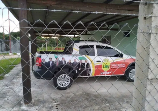 Vereadores estampam foto de si mesmos em carro oficial e causam polêmica no interior do Acre