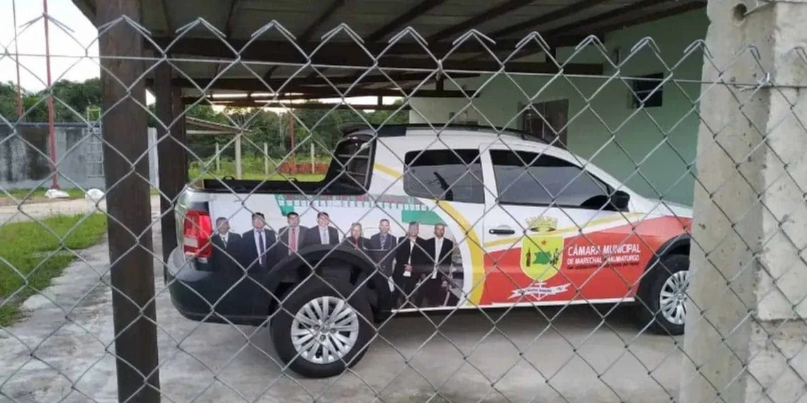 Vereadores estampam foto de si mesmos em carro oficial e causam polêmica no interior do Acre