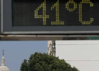 Na Avenida Presidente Vargas, com a igreja da Candelária ao fundo, termômetro registra onda de calor que atinge a cidade