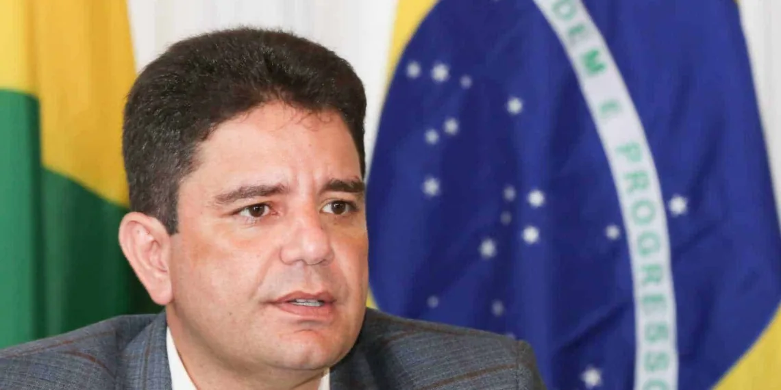 Gladson Cameli é criticado por não querer participar de debate sobre redução de combustível: “Ele é rico”  