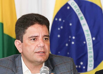 Gladson Cameli é criticado por não querer participar de debate sobre redução de combustível: “Ele é rico”  