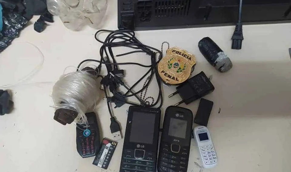 Aparelhos celulares são apreendidos no presídio de Sena