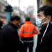 Um turista usa uma máscara protetora em frente à loja de departamentos Galeries Lafayette, em Paris, quando o país é atingido pelo novo coronavírus, na França, em 30 de janeiro de 2020.