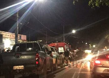 Jovem tenta roubar arma de policial e é morto com tiro no rosto em restaurante