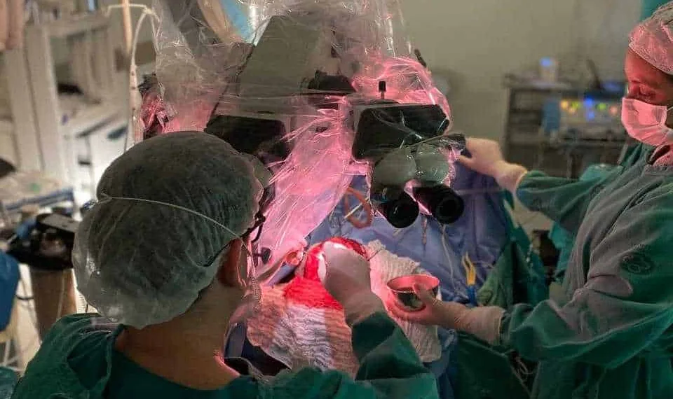 Novo microscópio cirúrgico vai permitir mais neurocirurgias no Hospital das Clínicas
